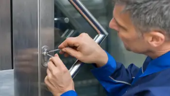 Mitarbeiter vom Schlüsseldienst öffnet eine Tür in München
