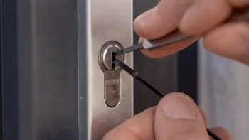 Mitarbeiter vom Schlüsseldienst öffnet eine Tür